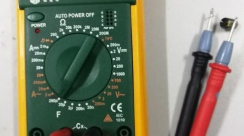 电子维修与质检实战：万用表测量电容好坏全流程指南（工业变频器·家电电机·汽车电子多场景适配）